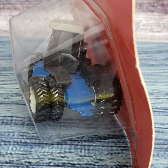 Vintage 1994 Scale models 1/64 scale Ford 946 4wd die-cast tractor blue/white - Picture 5 of 7